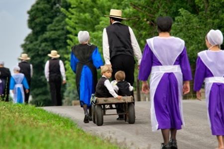 amish-families-walking-900x450